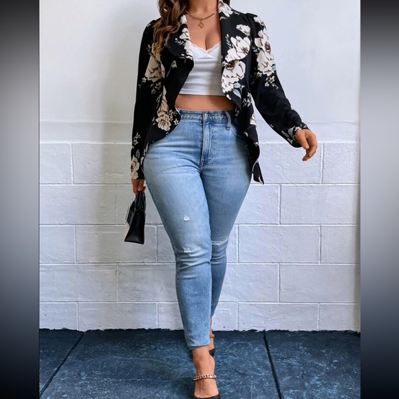 Elegant Floral Black Blazer for Women - Picture 4 of 7